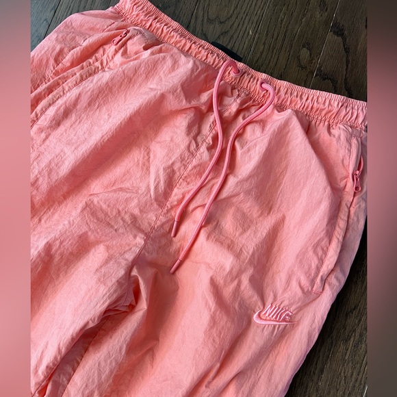 Nike woven trousers- wind breakers - Picture 3 of 4
